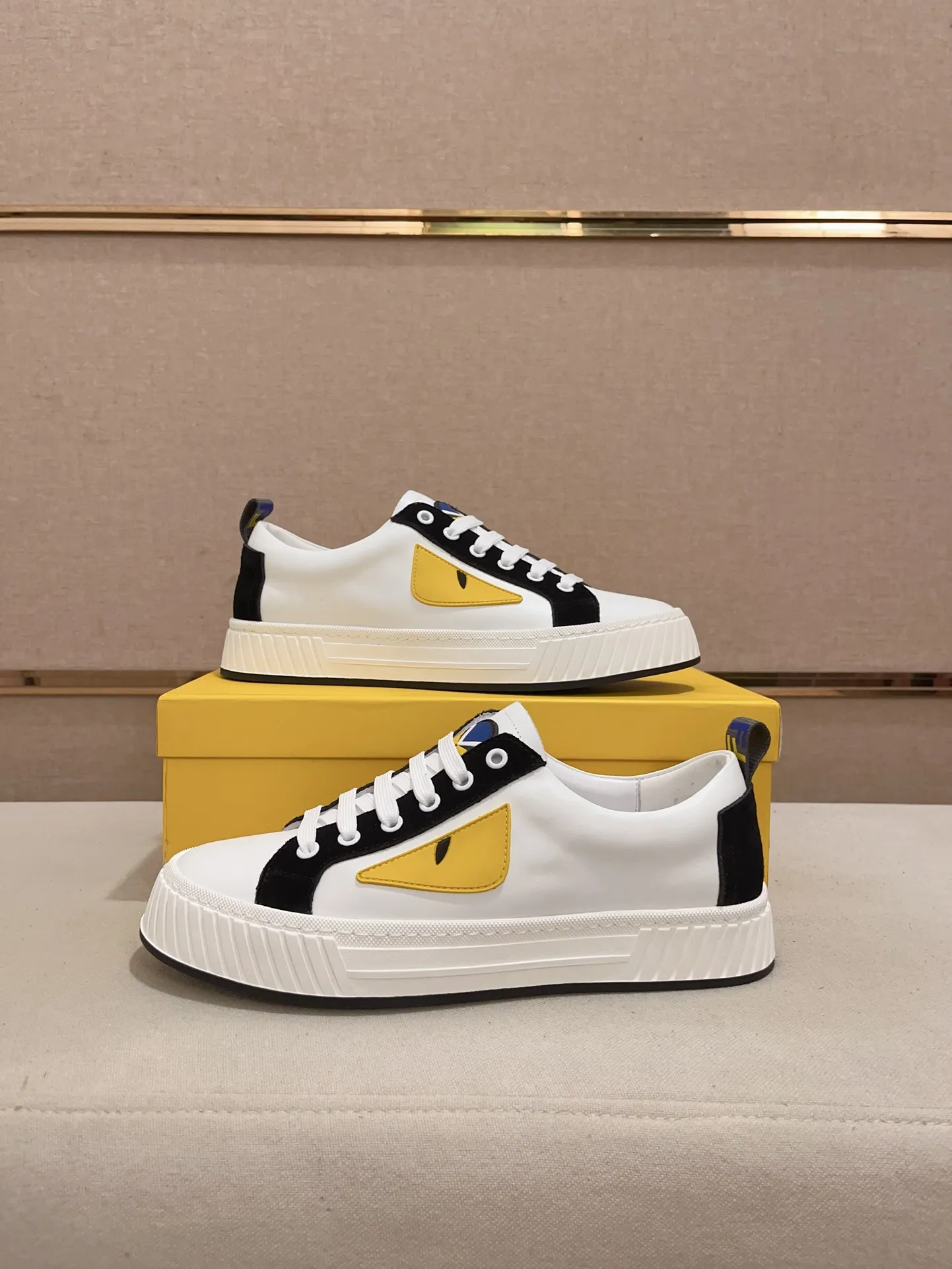 Men's shoes💰: 400💰[Fendi] Fendi's latest casual shoes for men! Available at counters simultaneously! A one-to-one replica of the original. All imported official website one-to-one cowhide fabric. The interior is made of top-grade sheepskin, and the original factory-supplied rubber outsole is used. Leading new fashion concepts. Matching code: 38-44. (can be customized for 45 non-refundable)